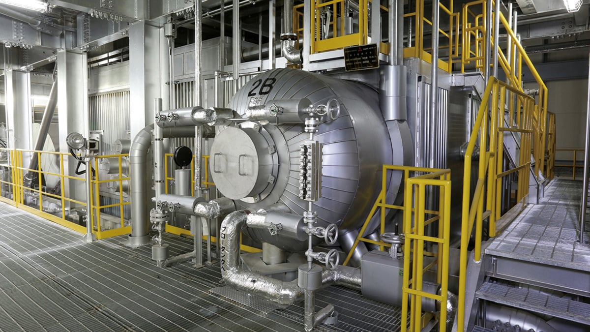 Waste heat produced by the incineration of refuse is collected in the boiler, which generates steam that drives a turbine to generate electricity.