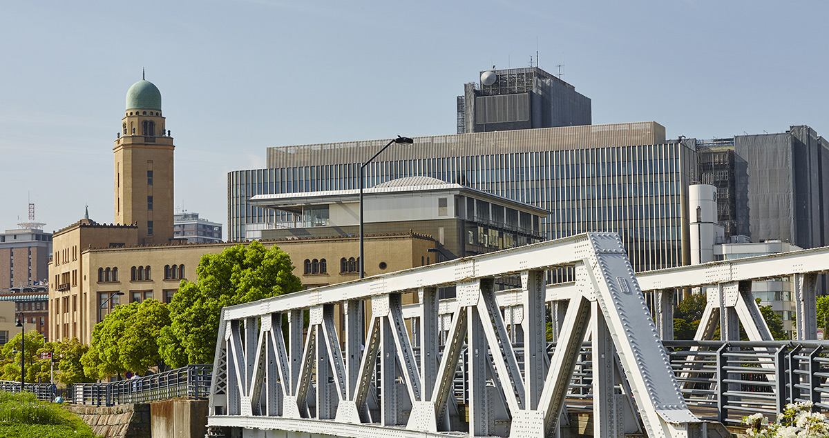 The Yokohama Customhouse, dubbed the “Queen,” was built in 1934. Its Moorish dome is a distinctive landmark of the waterfront. Today it processes roughly 6.7 trillion yen’s worth of exports and 4.2 trillion yen’s worth of imports.