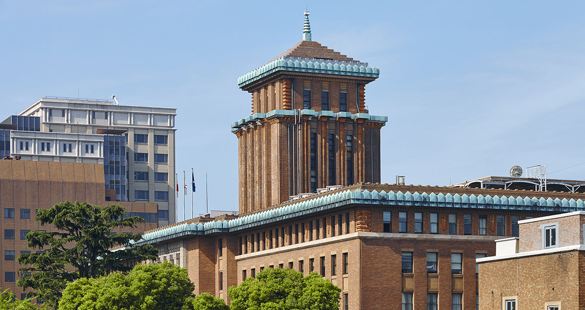 The Kanagawa Prefectural Government Building, dubbed the “King” due to its stately crown, –shaped tower was completed in 1928 to commemorate the coronation of Emperor Showa. It became a model for prefectural buildings elsewhere in Japan.