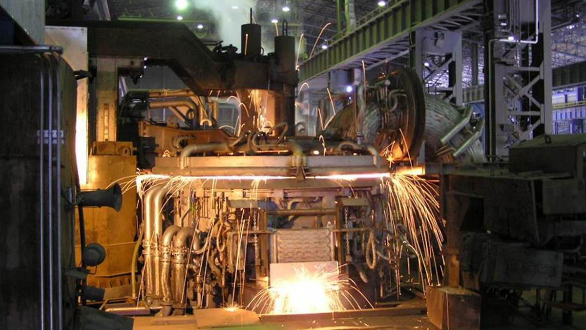 Steel plant with electric arc furnace