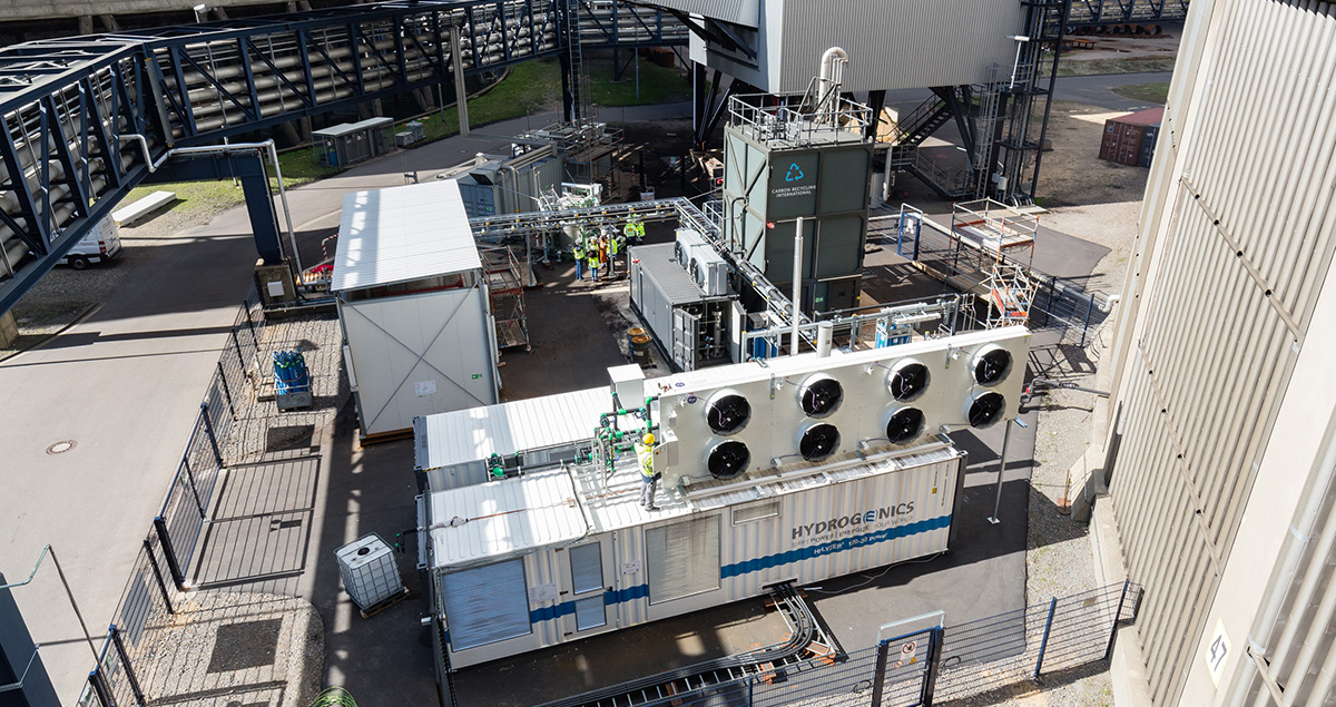 ドイツにある三菱パワーの実証プラントでは、メタノールの原料として炭素を使用しています。