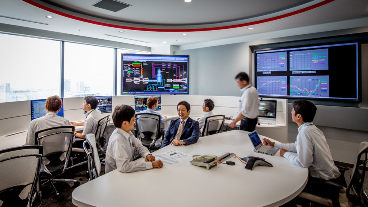 Etsushi Kanno, MHPS Digital Services team leader (center, in blue), at a monitoring subcenter in Yokohama, Japan.