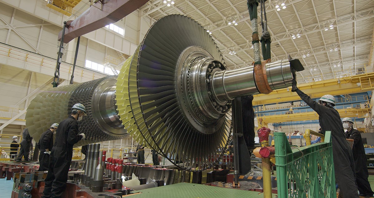 Large scale gas turbine assembly