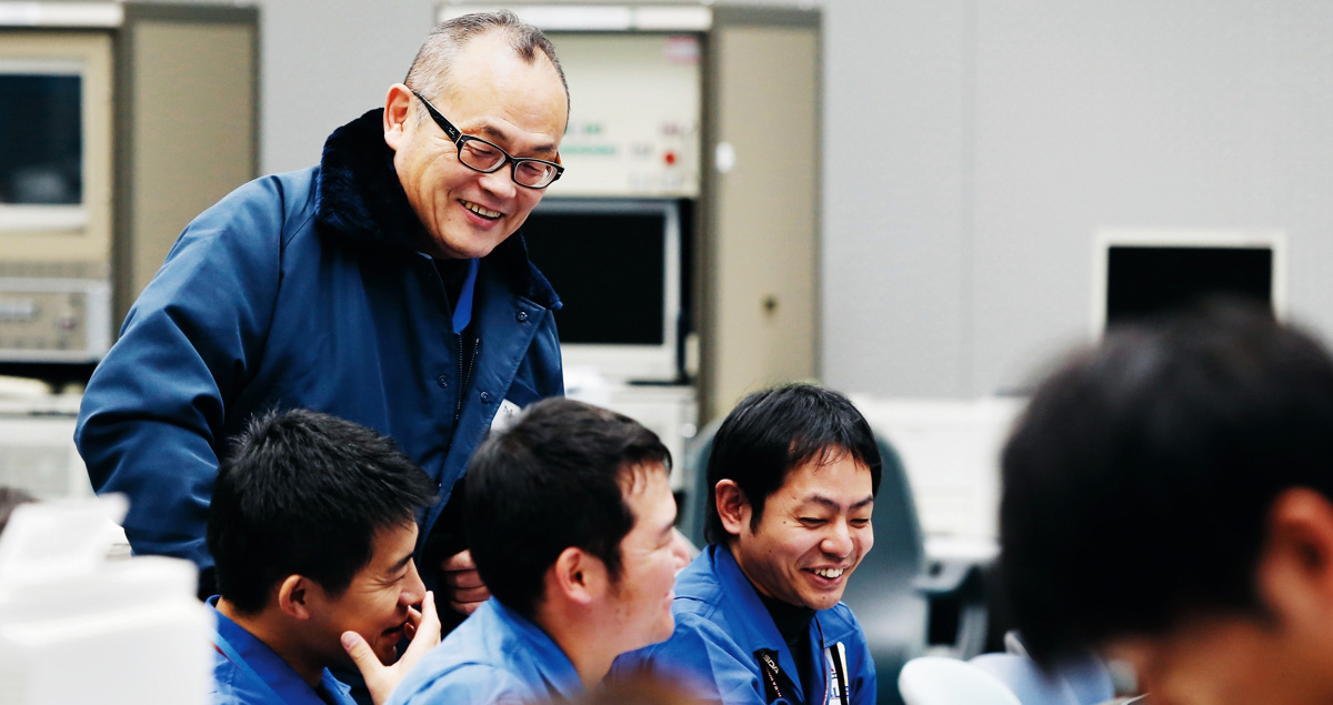 At 6:01 a.m. launch chief executive Koki Nimura visits the launch control building for an up-to-the-minute assessment of operational progress, which is behind schedule. 