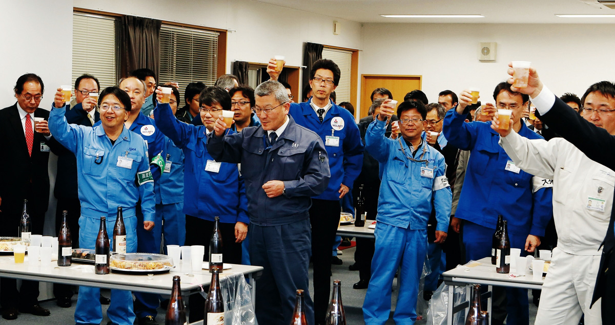At 9:30 p.m., the end of a long and intense work day, members of the mission team gather to make a toast and celebrate the successful launch.